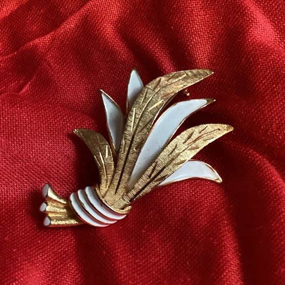 Vintage Kramer White Enamel Gold Tone Wheat Bouquet Brooch setting - Picture 2 of 5